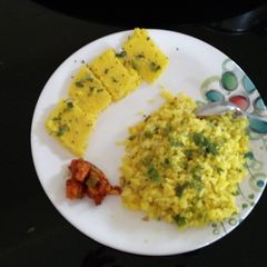 A picture of Instant dhokla with raw mango.