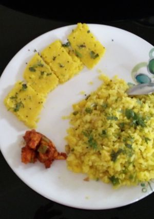 A picture of Instant dhokla with raw mango.