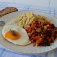 Salteado de verduras, quinoa y huevo a la plancha