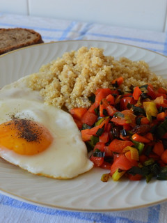 Una foto de Salteado de verduras, quinoa y huevo a la plancha