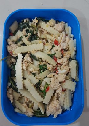 รูปของ กะเพรายอดมะพร้าวใส่ไก่สับ