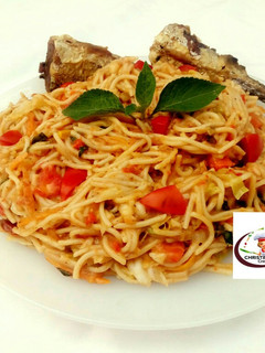 A picture of Fried fish with creamy pasta in vegetable sauce.