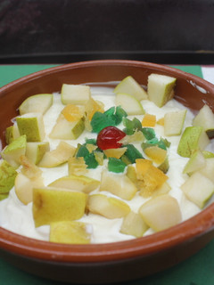 Una foto de Peras con yogurt griego y frutas escarchadas