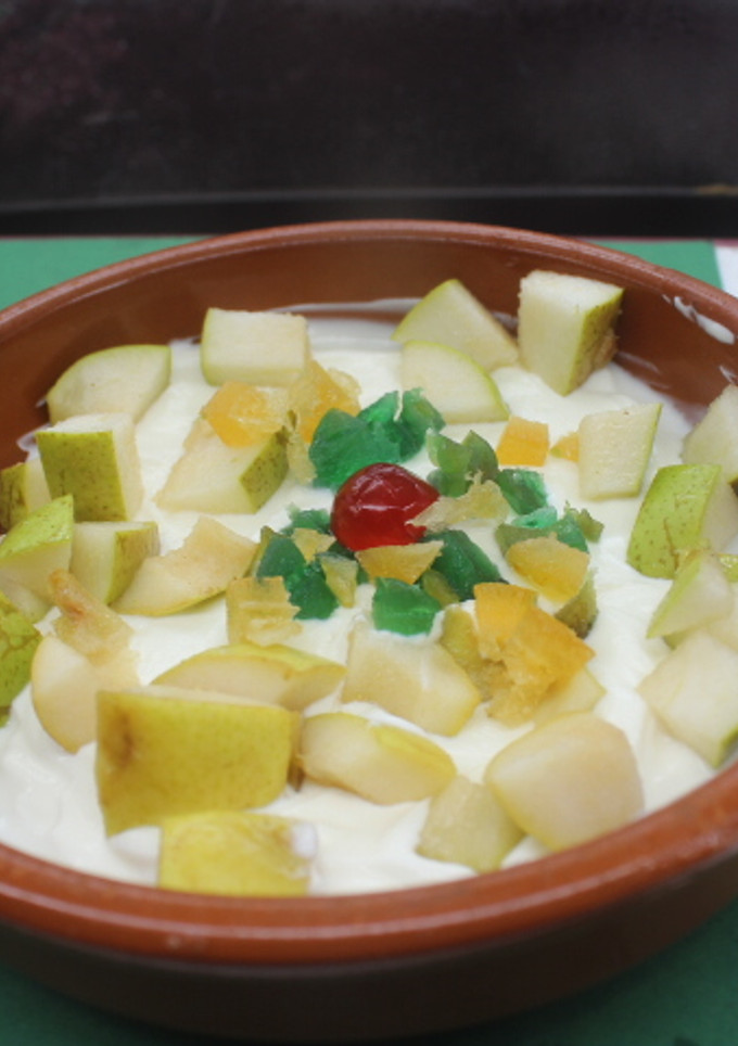 Una foto de Peras con yogurt griego y frutas escarchadas