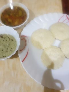 रवा इडली सांभर चटनी (Rava idli sambar chutney recipe in Hindi) रेसिपी मुख्य फोटो