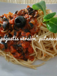 Una foto de 🍝Espaguetis versión"putanesca"🍝