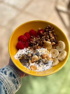 Una foto de Desayuno primaveral con frambuesas