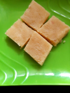 பாதாம் பர்ஃபி(badam burfi recipe in tamil) செய்முறை முக்கிய புகைப்படம்