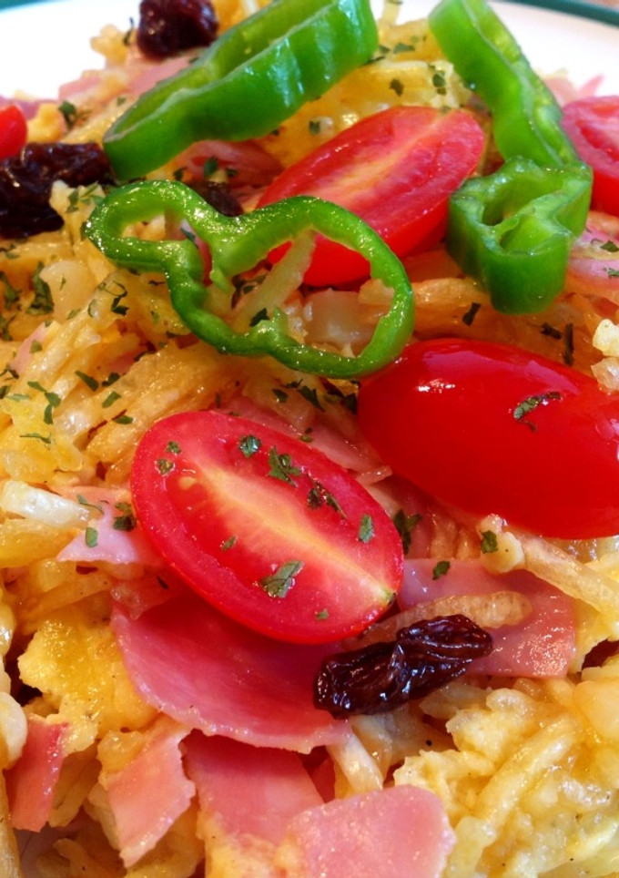 Una foto de Revuelto de jamón y patatas cerilla