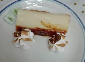 Una foto de Flan de huevo casero con bizcocho de soletilla y merengue flambeado. Thermomix