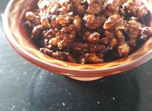 Une photo de Cacahouètes caramelisées et grains de sésame