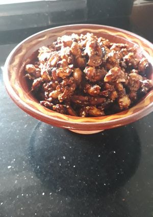 Une photo de Cacahouètes caramelisées et grains de sésame