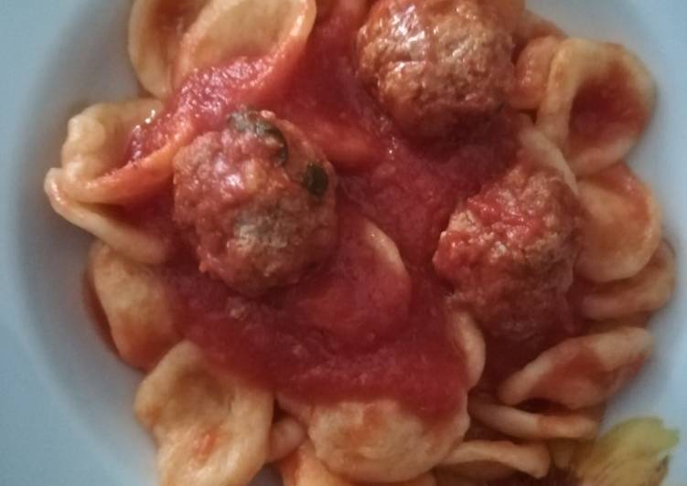 Orecchiette al sugo con polpette di carne