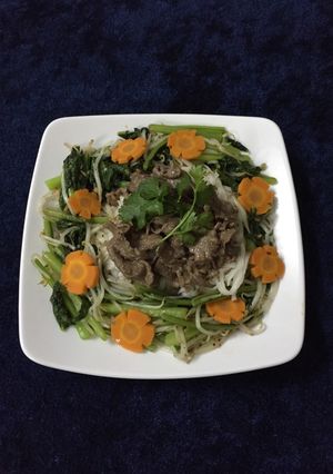 A picture of Stir-Fried Pho Noodles with Beef.
