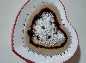 Une photo de Bouillie d'orge mélasse de dattes et noix de coco/ Talbina 🥣