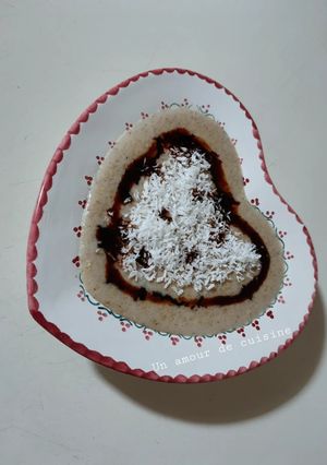 Une photo de Bouillie d'orge mélasse de dattes et noix de coco/ Talbina 🥣