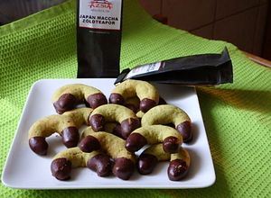 Matcha teás-pisztáciás csokis kifli recept fotója