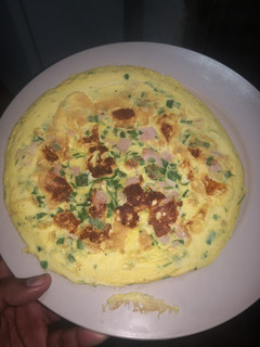Una foto de Omelette con lo cultivado en casa para mí esposa e hijo,😂😂😂