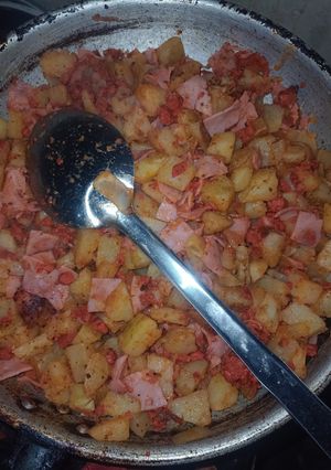 Una foto de Papas con longaniza y jamón 😋😋