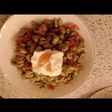 Habitas con jamón y huevo poché