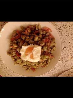 Una foto de Habitas con jamón y huevo poché