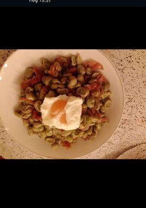 Una foto de Habitas con jamón y huevo poché