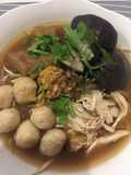 ก๋วยเตี๋ยวมะระไก่ฉีกลูกชิ้นหมู