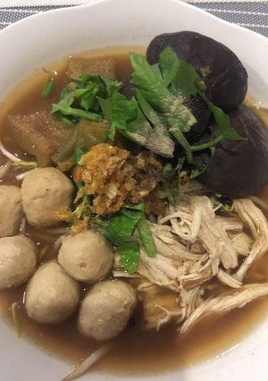 รูปของ ก๋วยเตี๋ยวมะระไก่ฉีกลูกชิ้นหมู