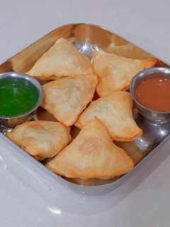 સમોસા (Samosa Recipe In Gujarati) રેસીપી મુખ્ય ફોટો