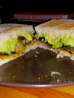 Una foto de Sándwich de setas y aguacate