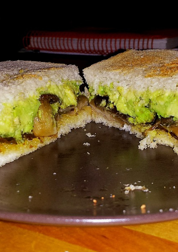 Una foto de Sándwich de setas y aguacate