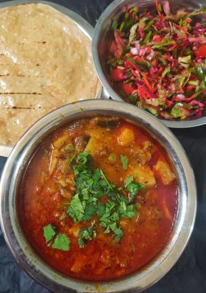 A picture of Ringan Bataka Vatana nu shak (brinjal potato and peas sabzi).