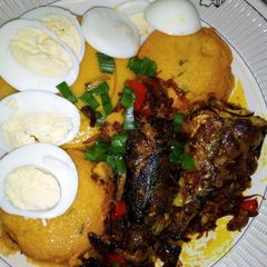 A picture of Moimoi with fried fish.