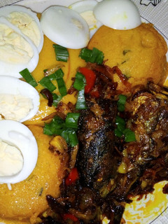 A picture of Moimoi with fried fish.
