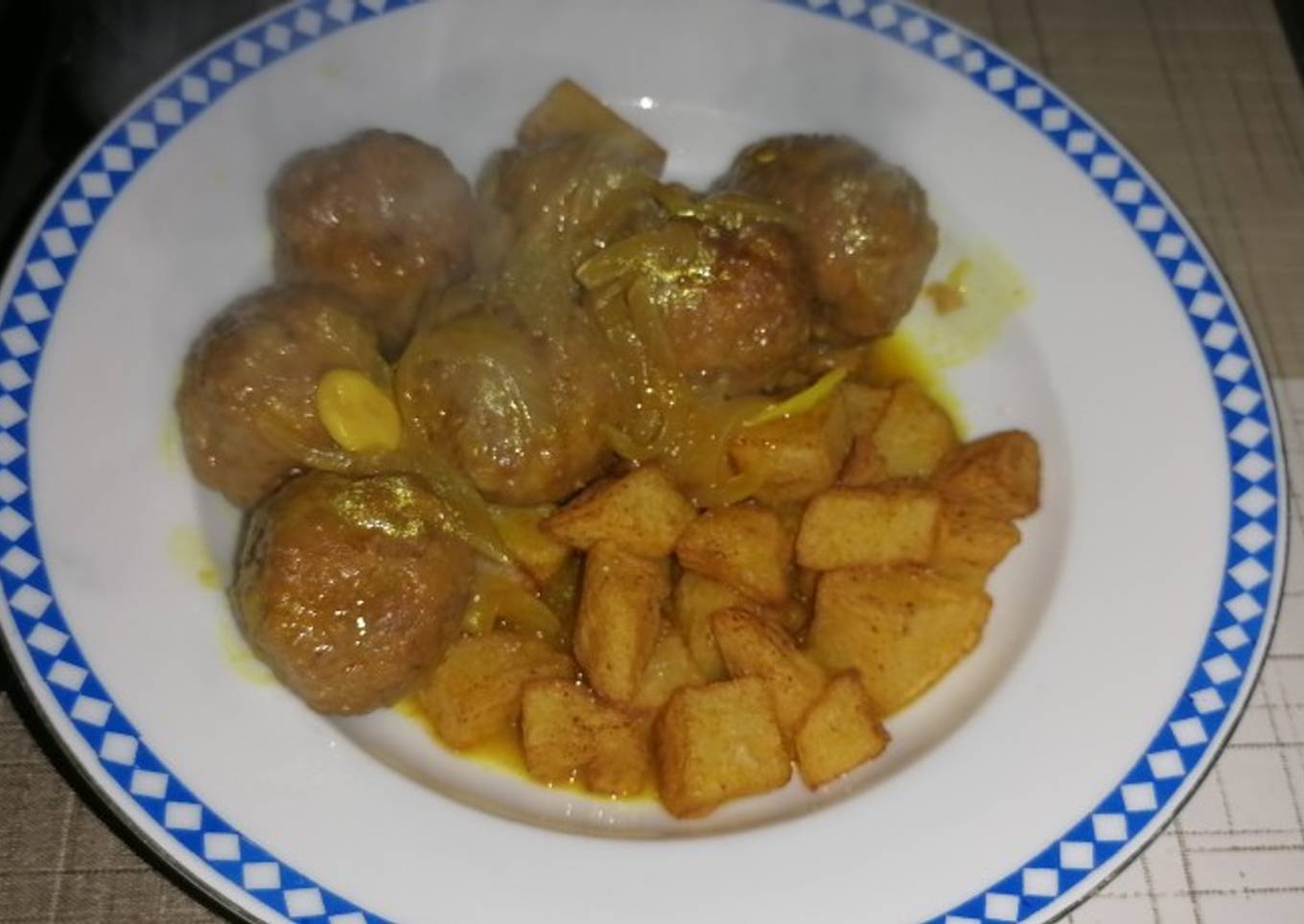 Albóndigas en salsa con patatas