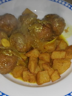 Una foto de Albóndigas en salsa con patatas