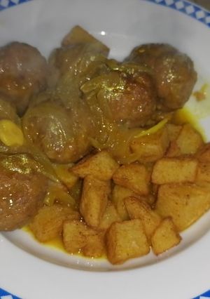Una foto de Albóndigas en salsa con patatas