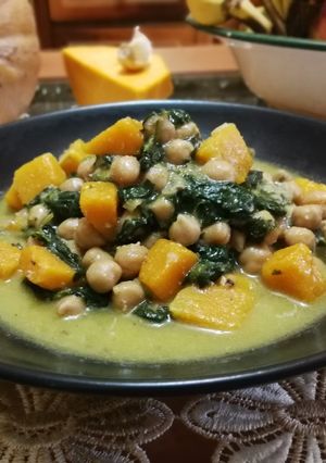 Una foto de Guiso Sevillano de garbanzos con espinaca