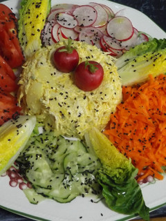 Una foto de Ensalada de patatas con pollo a la cúrcuma