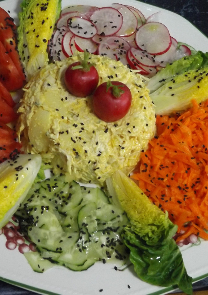 Una foto de Ensalada de patatas con pollo a la cúrcuma