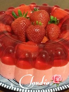 Una foto de Gelatina de fresa leche y agua🌹