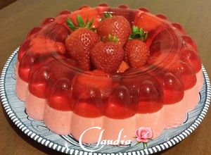 Una foto de Gelatina de fresa leche y agua🌹
