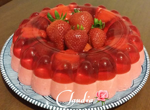 Una foto de Gelatina de fresa leche y agua🌹