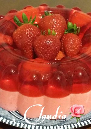 Una foto de Gelatina de fresa leche y agua🌹