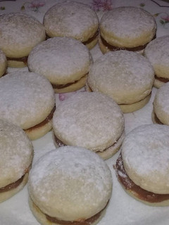 Una foto de Alfajores de maicena deliciosos =)