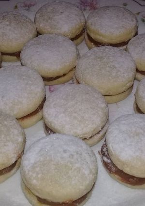 Una foto de Alfajores de maicena deliciosos =)