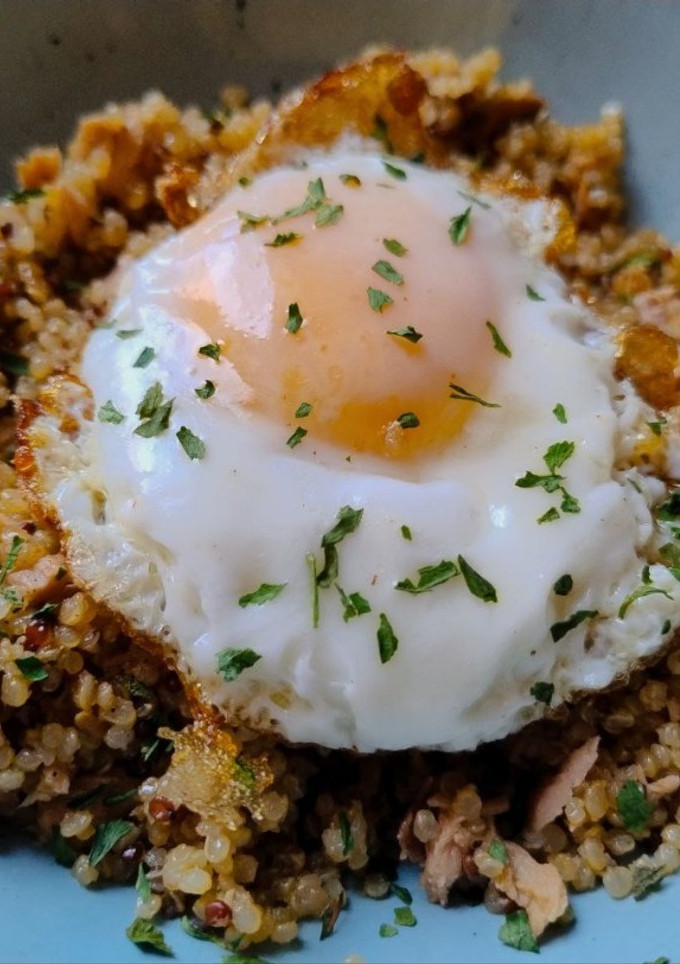 Una foto de Quinoa con atún y huevo a la plancha