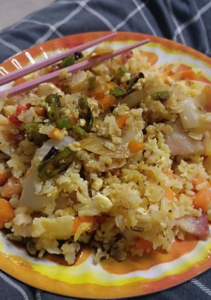 Una foto de Arroz con tocino y verduras