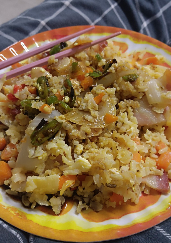 Una foto de Arroz con tocino y verduras