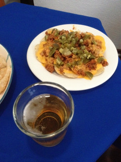 Una foto de Nachos con carne, longaniza y queso